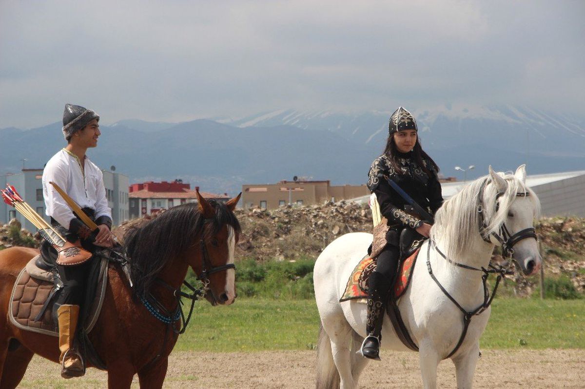 Erü Atçılık Şöleni\'nde Atlı Okçular Nefes Kesti
