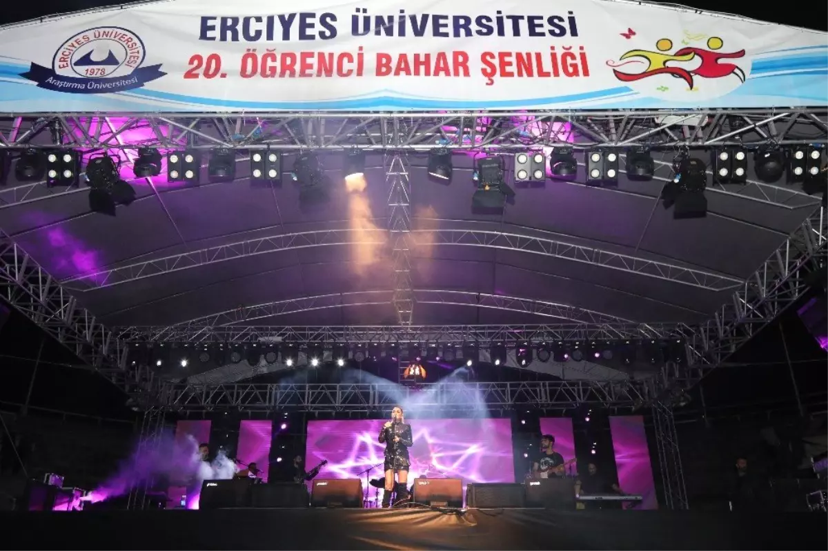 Erü\'de Öğrenci Bahar Şenlikleri Kapsamında Ünlü Sanatçı Merve Özbey Konser Verdi