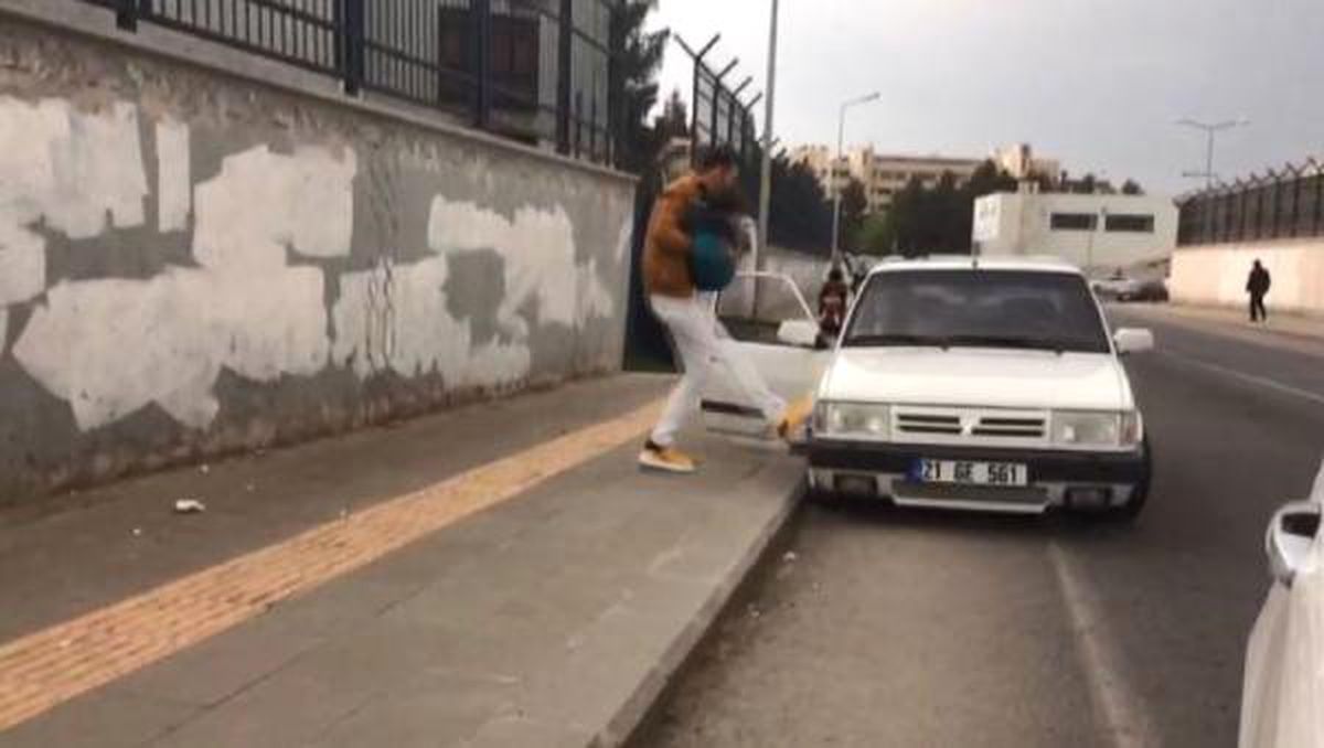 Eşi ve Çocuğuna Yolda Şiddet Uyguladı