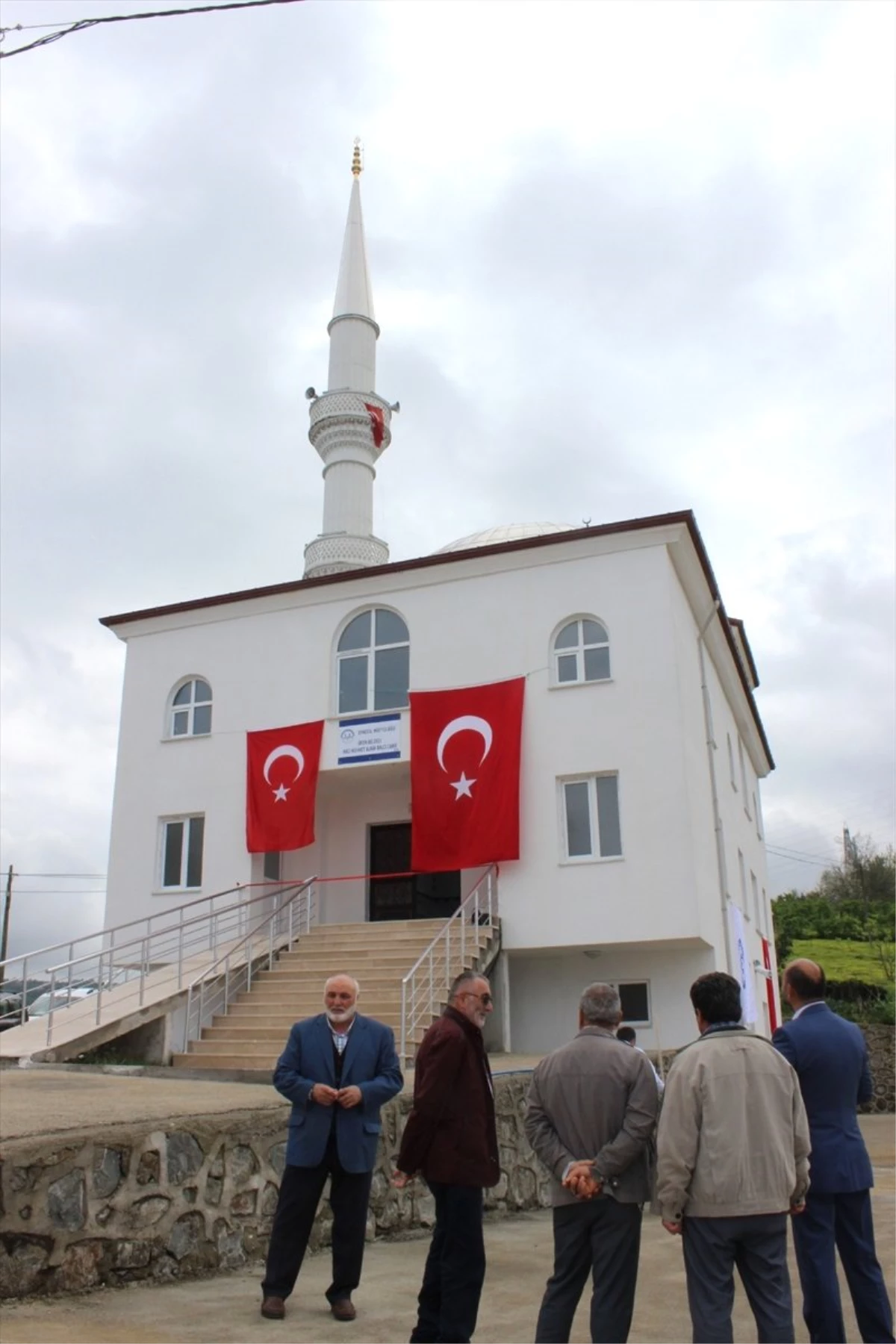 Eynesil\'de Yapımı Tamamlanan Cami Açıldı