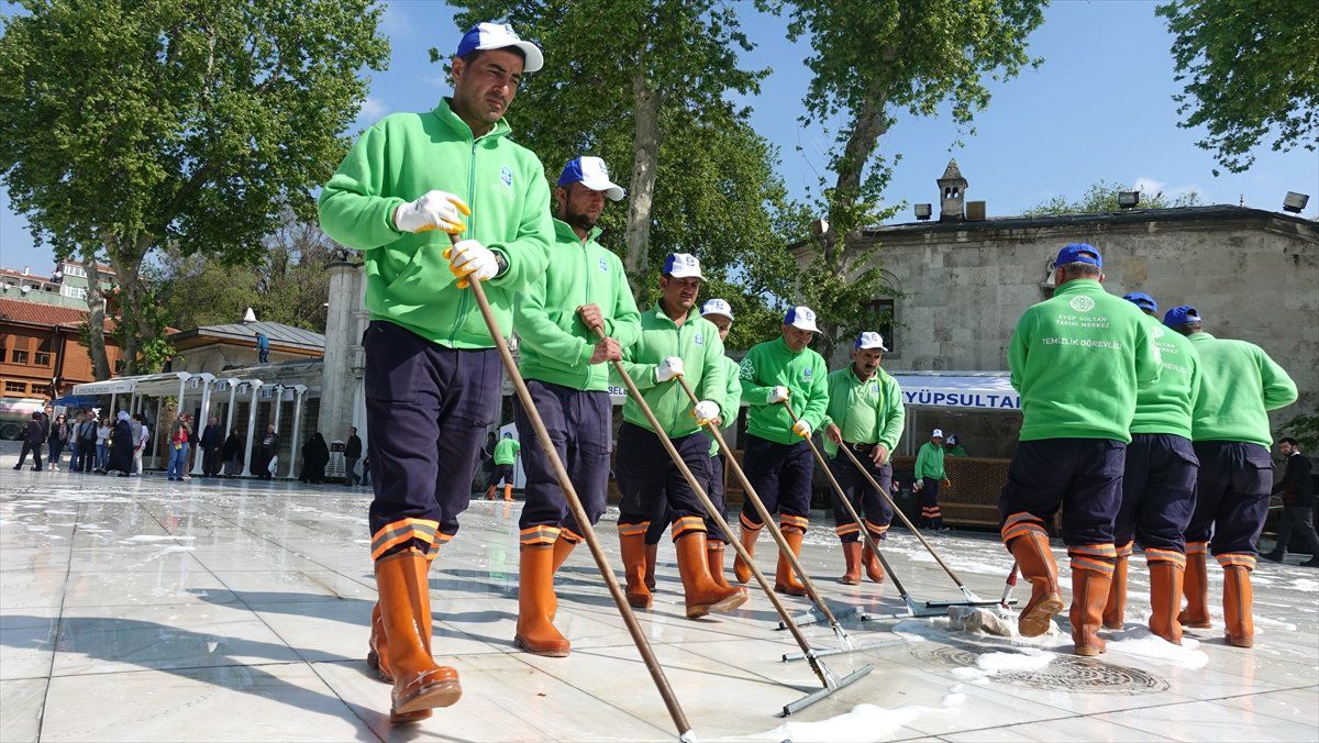 Eyüp Sultan Camisi Gül Suyuyla Temizlendi