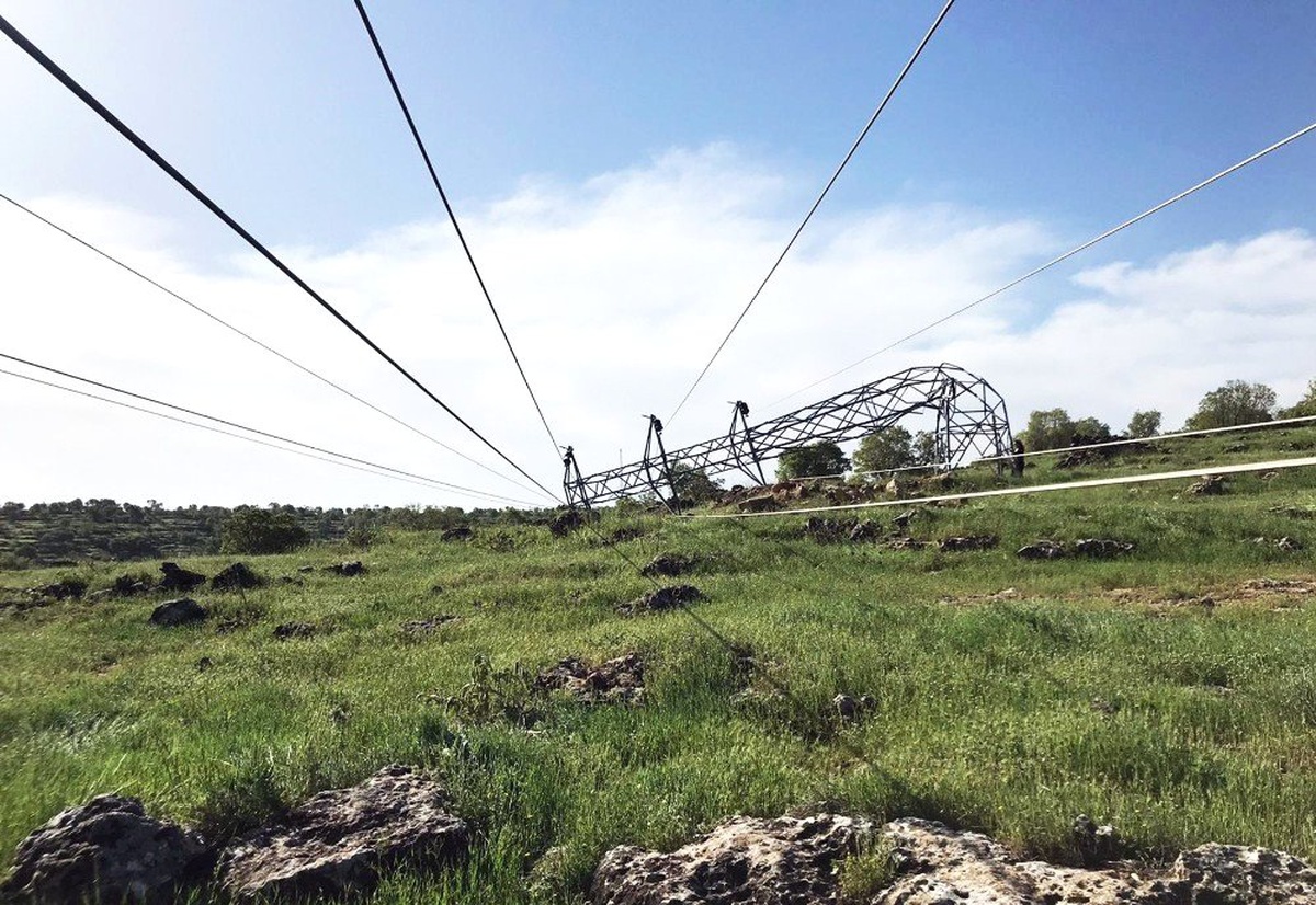 Fırtınanın Vurduğu Midyat\'ta Elektrik Şebekesi Onarılıyor