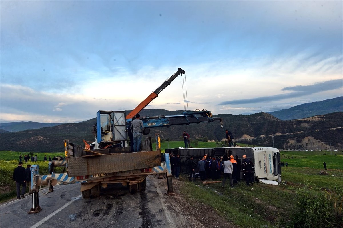 Güncelleme 2 - Taziyeden Dönenleri Taşıyan Otobüs Devrildi: 7 Ölü, 30 Yaralı