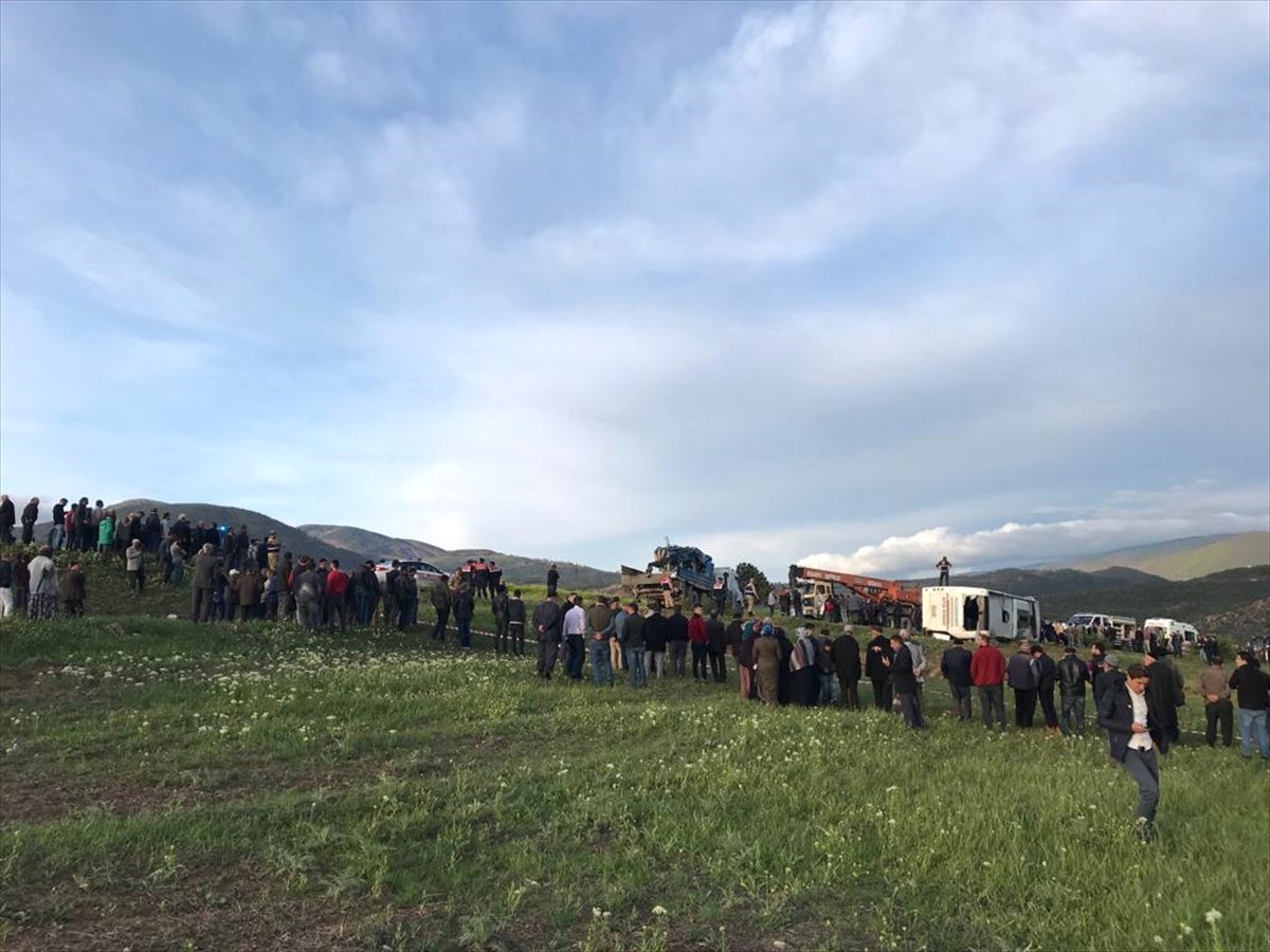 Güncelleme - Taziyeden Dönenleri Taşıyan Otobüs Devrildi: 7 Ölü, 30 Yaralı