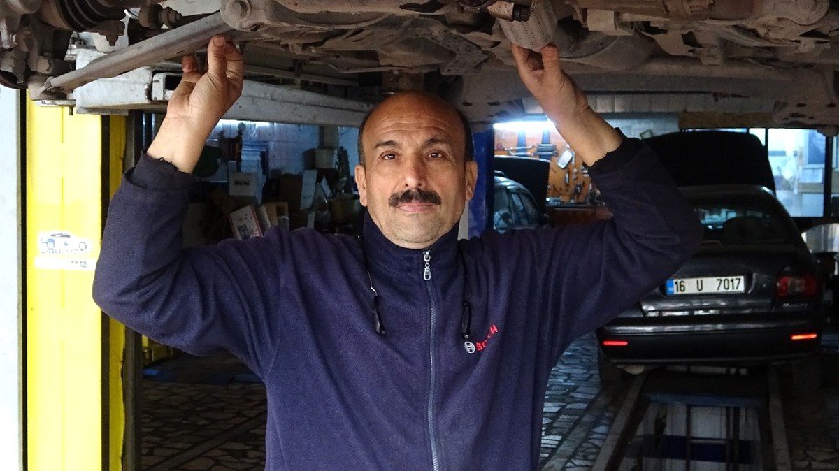 Herkes Bu Ustaya Koşuyor...vatandaş Fazla Tamir Parası Ödemesin Diye Bursalı Ustadan Örnek Davranış