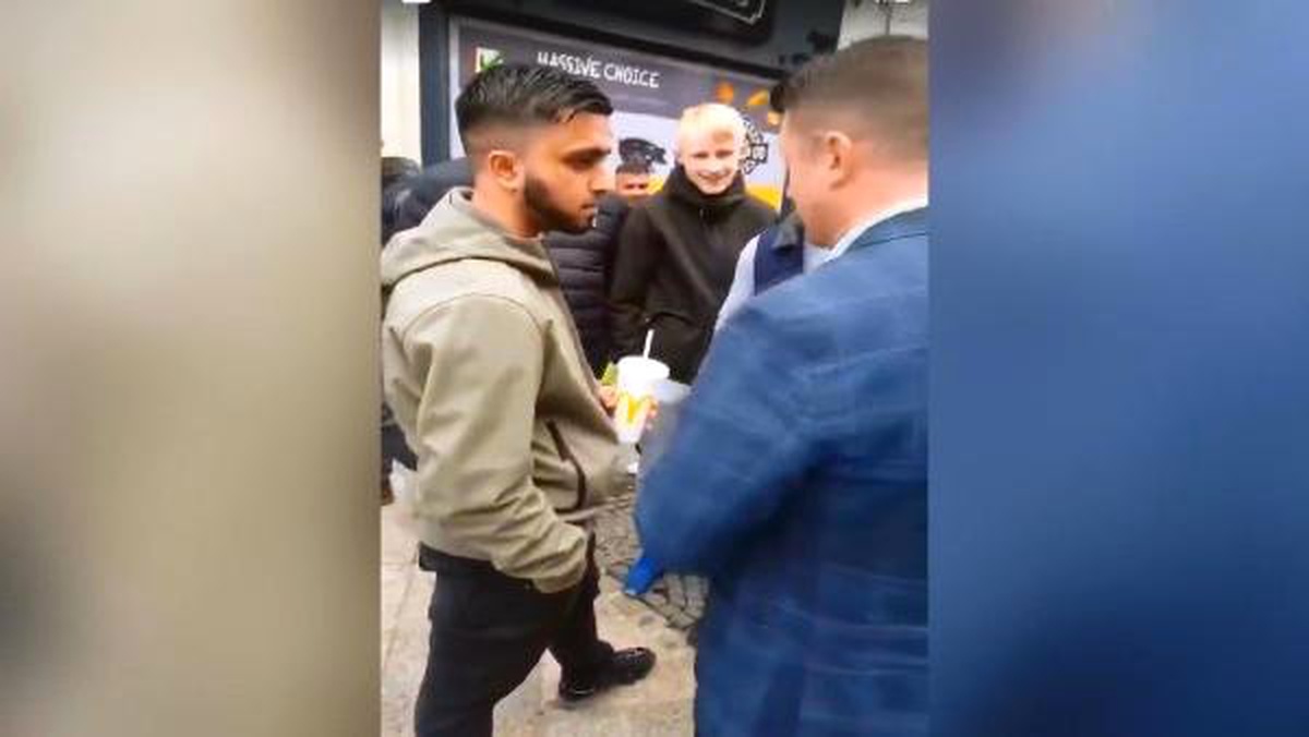 İngiltere\'de Irkçı Siyasetçi, Yüzüne İçecek Atan Genci Darp Etti
