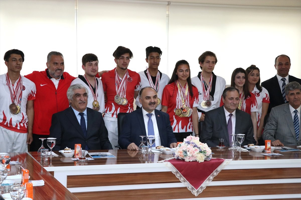 İpeksi Dokunuşla Sokaktan Madalyaya Uzanan Eller Projesi"