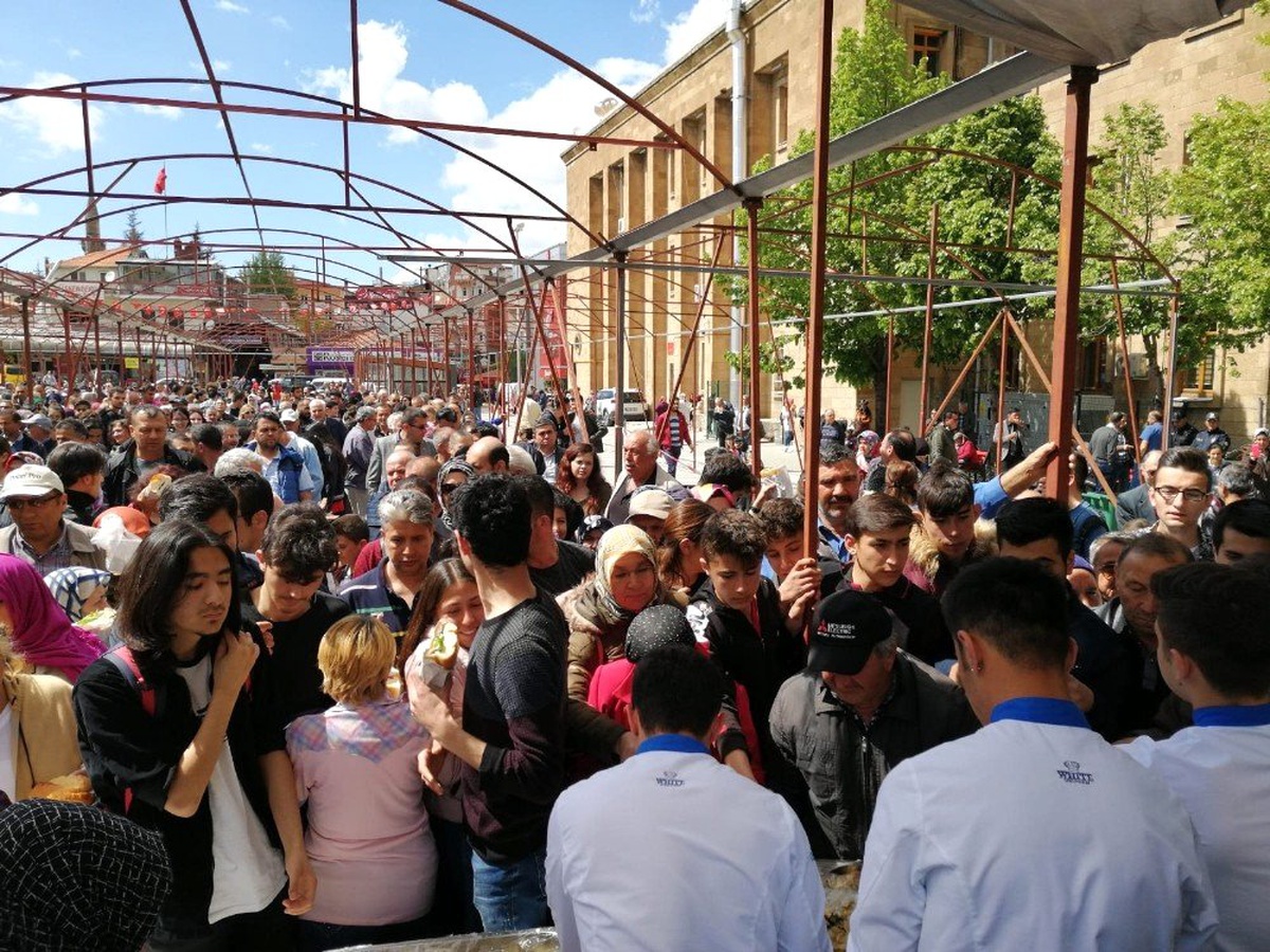Isparta\'da Balık Ekmek Kuyruğunun Sonu Gelmedi