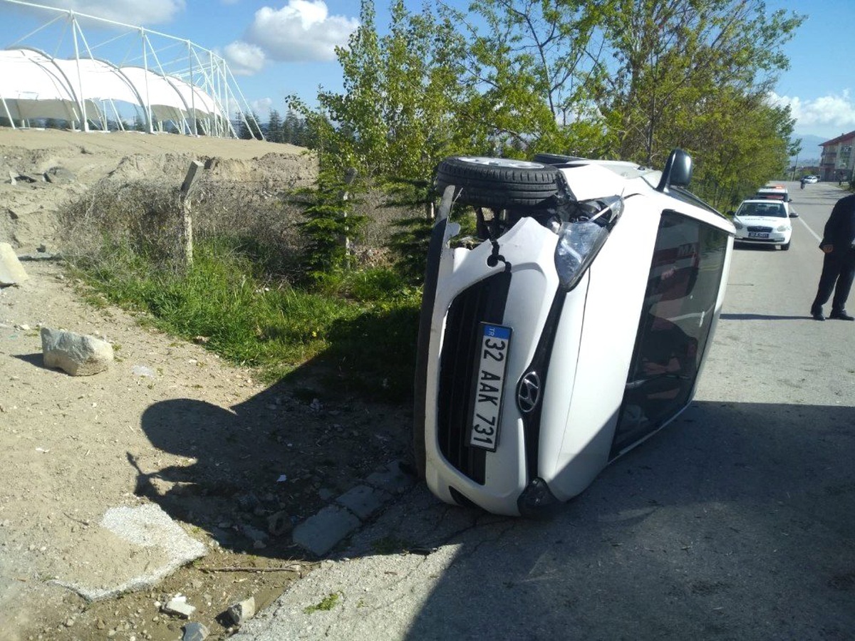 Isparta\'da Kontrolden Çıkan Otomobil Yan Yattı: 1 Yaralı