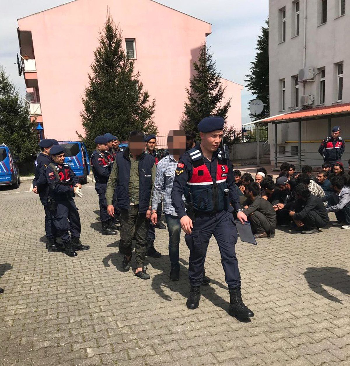 Jandarma Ekipleri Kaçak Çalışan Yabancıları Yakaladı