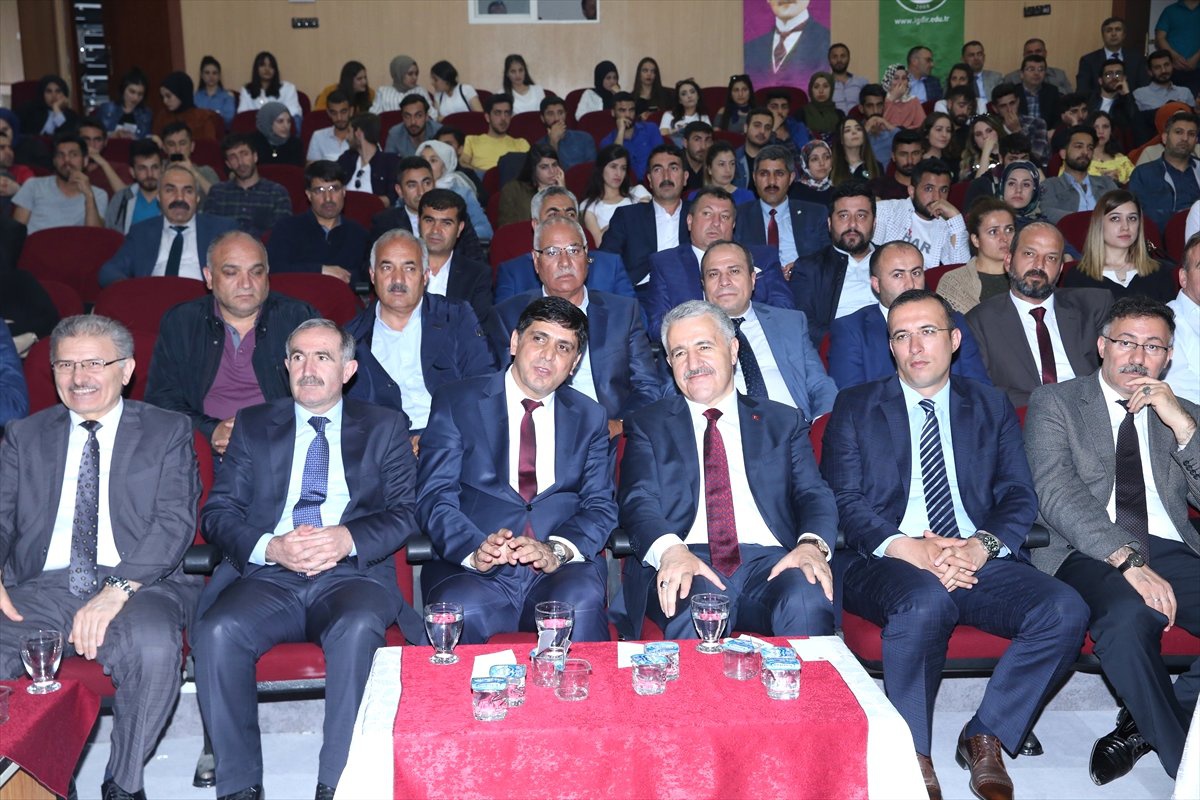 Kafanı Kuma Gömmüşsün, Dünyadan Haberin Yok"
