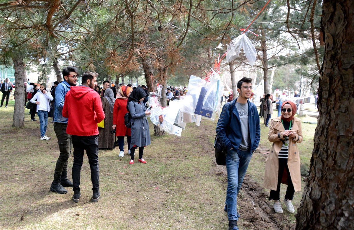 Kampüsteki Ağaçlar Kitap Açtı"
