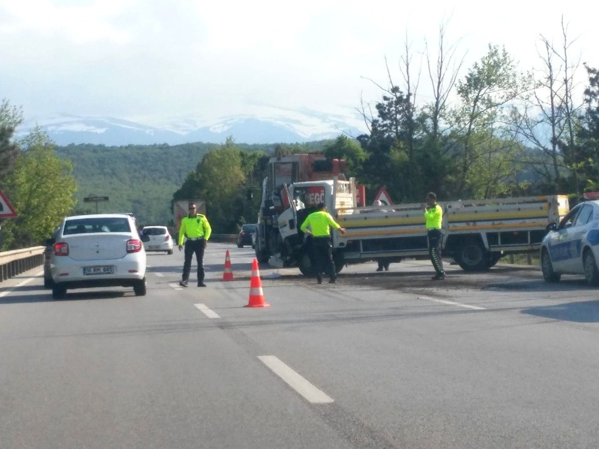 Kamyonet Taş Yüklü Kamyona Çarptı: 1 Yaralı
