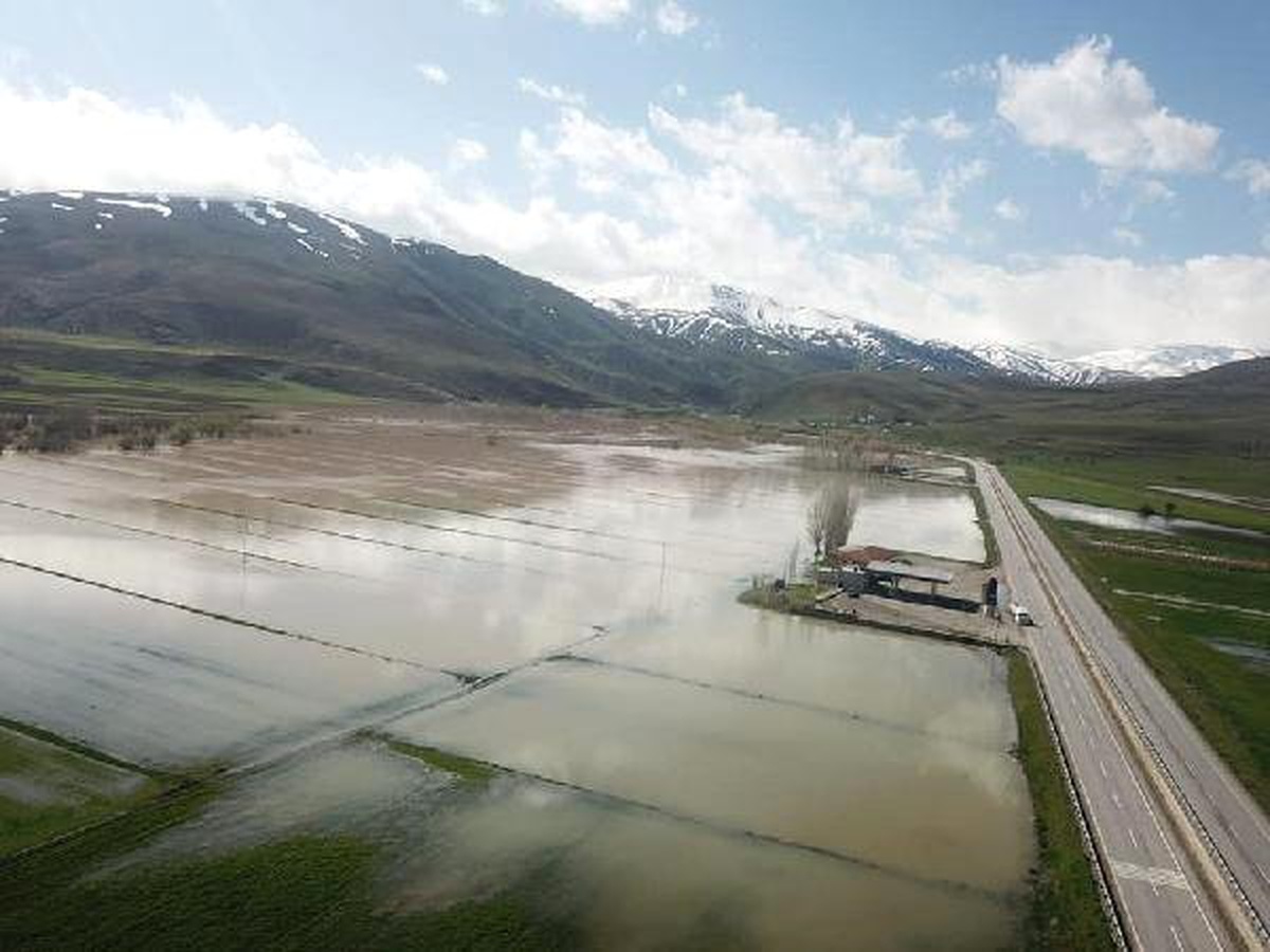 Karasu Nehri Taştı, Köy Yolları ve Tarlalar Sular Altına Kaldı