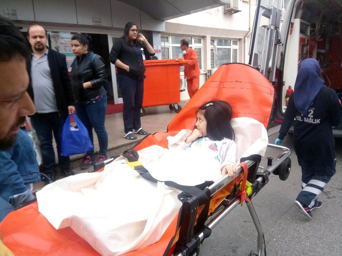 Kartal\'daki Çöken Binadan Kurtarılan Minik Azra, 84 Gün Sonra Hastaneden Taburcu Oldu