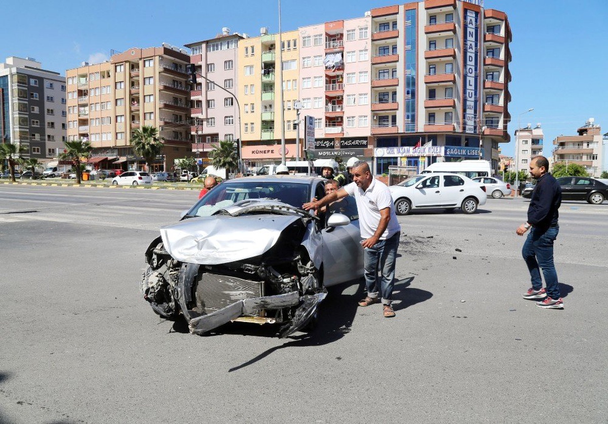 Kırmızı Işıkta Geçip Kaza Yaptı, "Yol Boştu Geçerim Sandım" Dedi