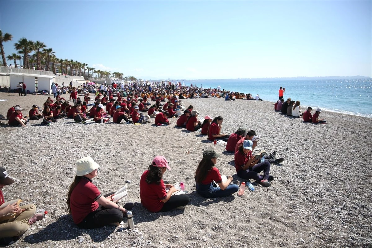 Konyaaltı Plajı\'nda 30 Bin Kişi Kitap Okudu