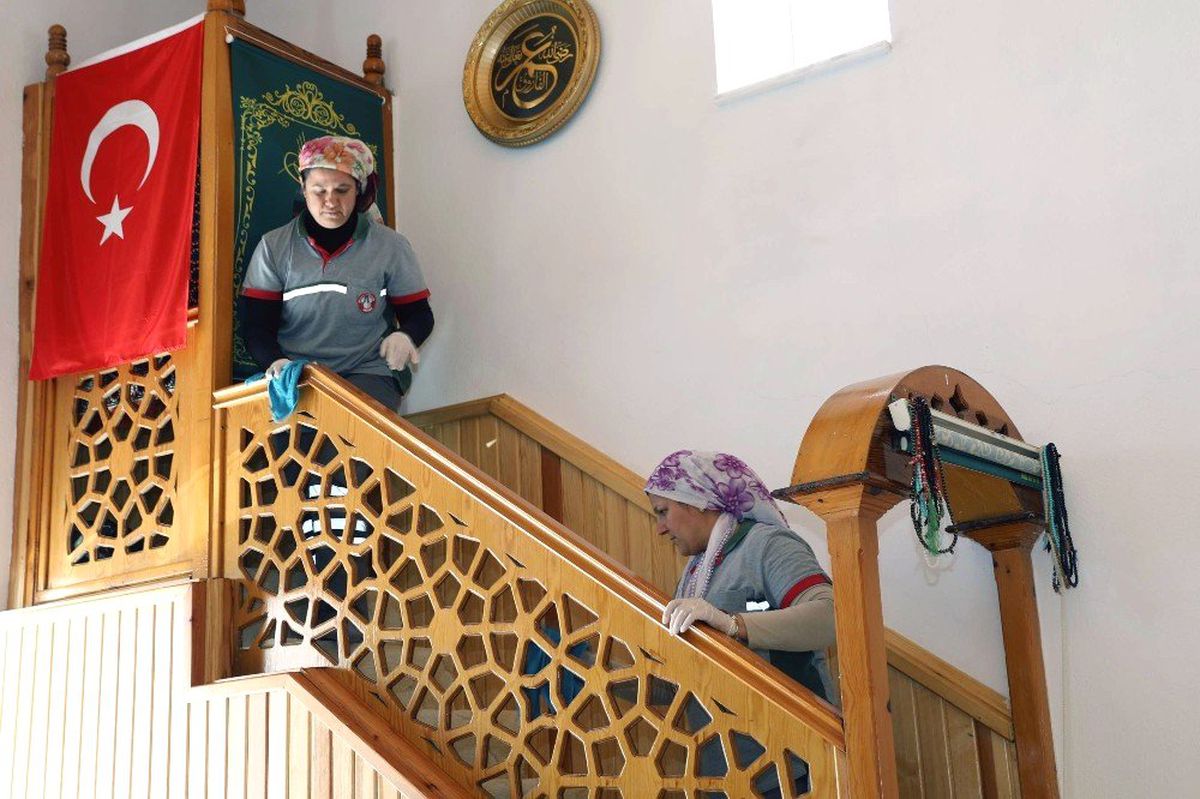 Menteşe\'de Camilere Ramazan Temizliği