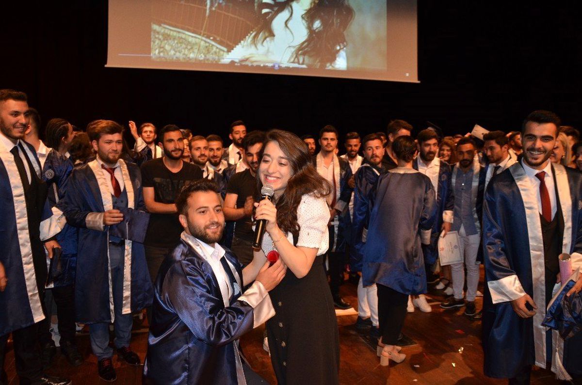 Mezuniyet Töreninde Evlilik Heyecanı