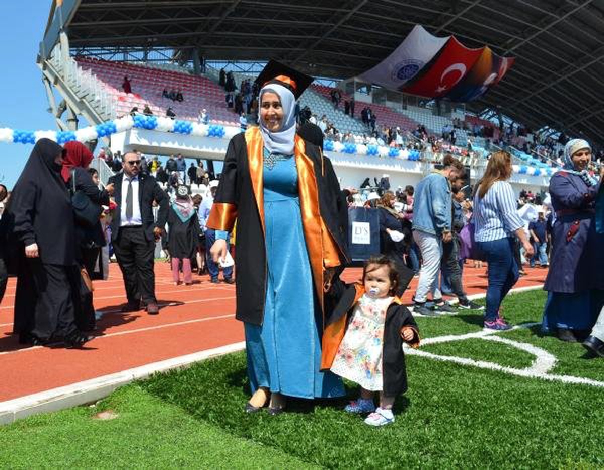 Mezuniyet Törenine 1 Yaşındaki Kızıyla Geldi