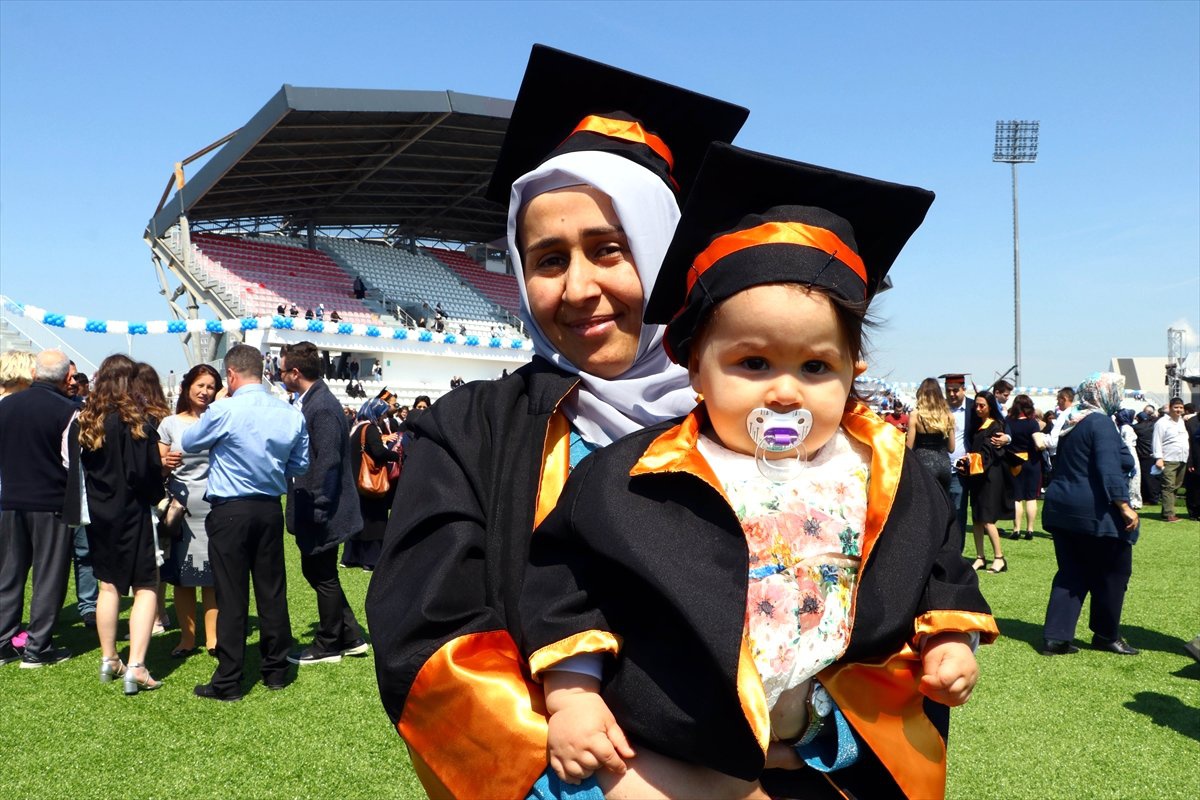 Mezuniyet Törenine Bir Yaşındaki Bebeğiyle Geldi