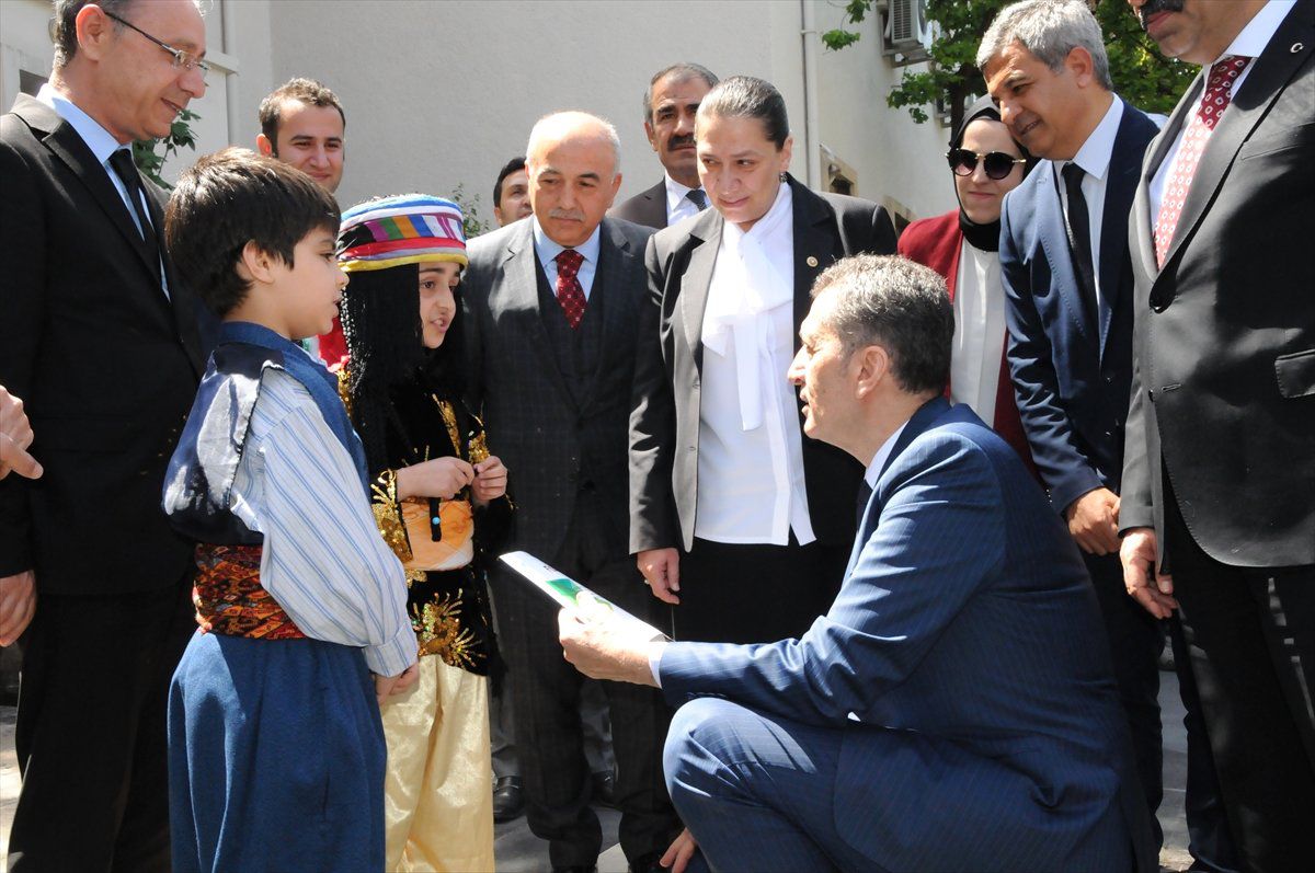 Milli Eğitim Bakanı Ziya Selçuk Diyarbakır\'da
