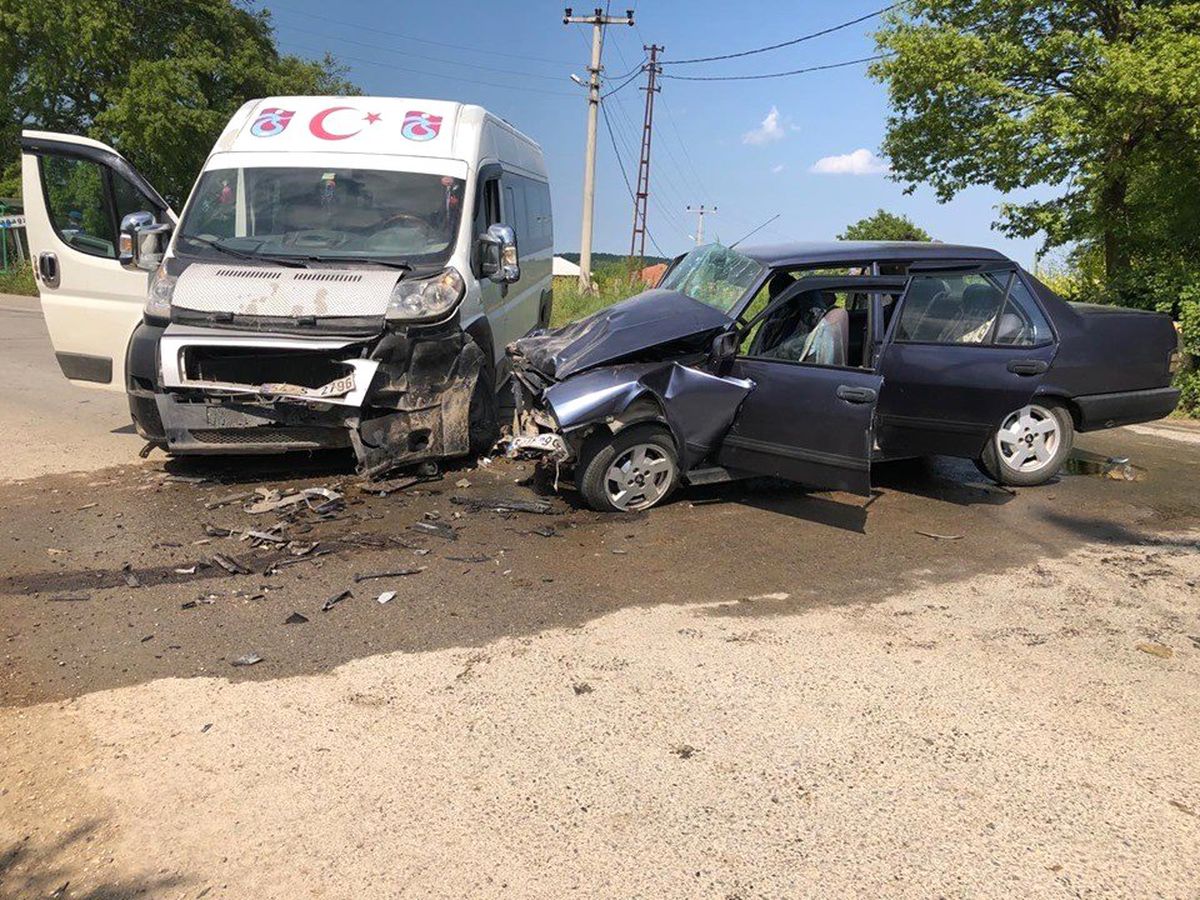 Minibüs ile Otomobil Çarpıştı: 1 Yaralı