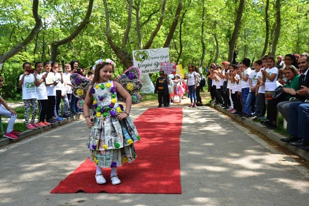 Öğrenciler Atık Materyallerden Hazırladıkları Defileyle Çevre Kirliliğine Dikkat Çekti