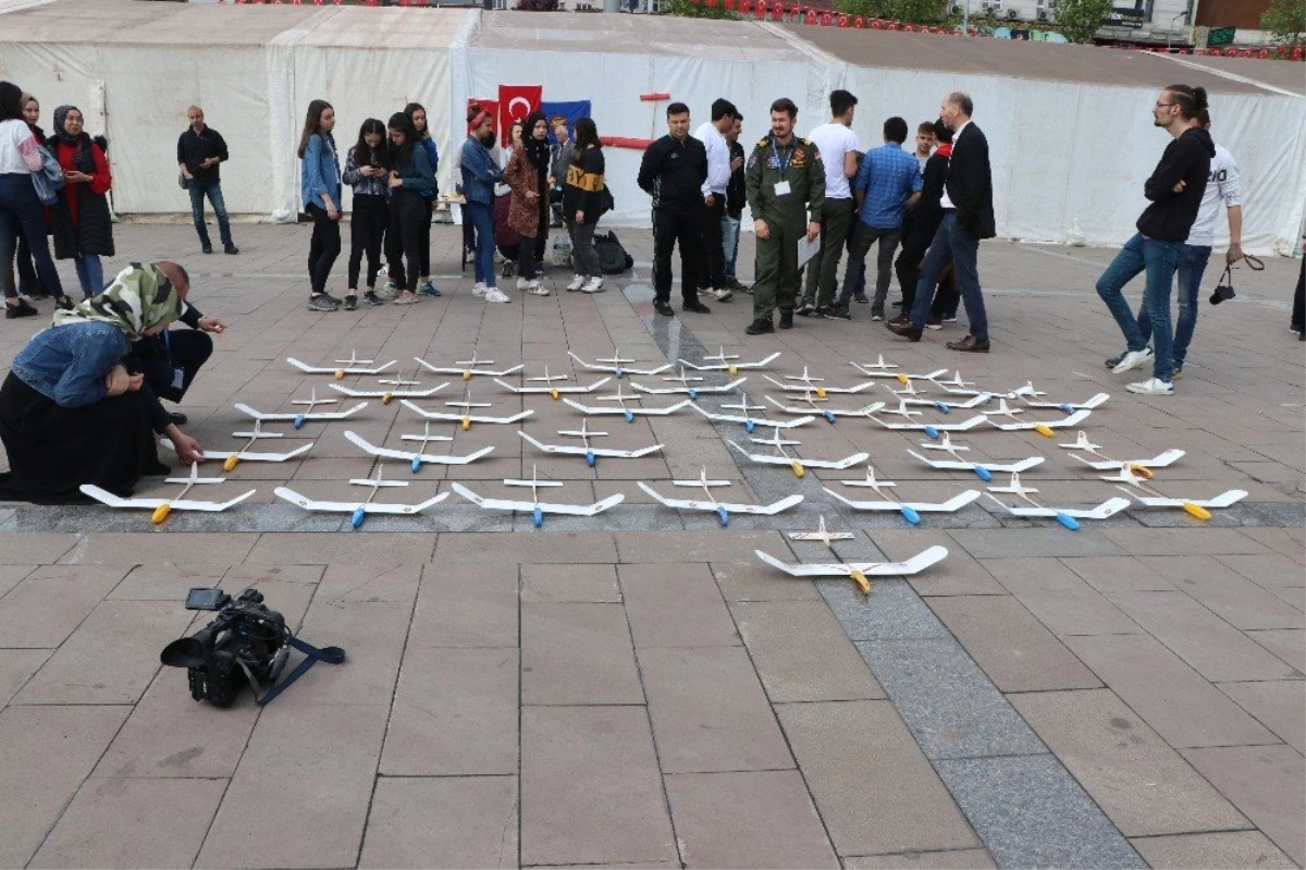Öğrenciler Model Uçak Yarışmasında Hünerlerini Sergiledi