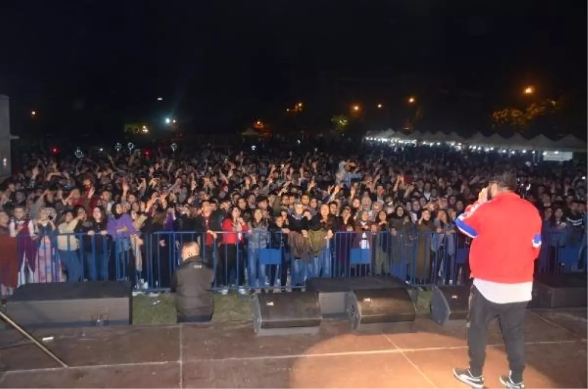 Öğrencilerden Konsere Geciken \'Eypio\'ya Protesto