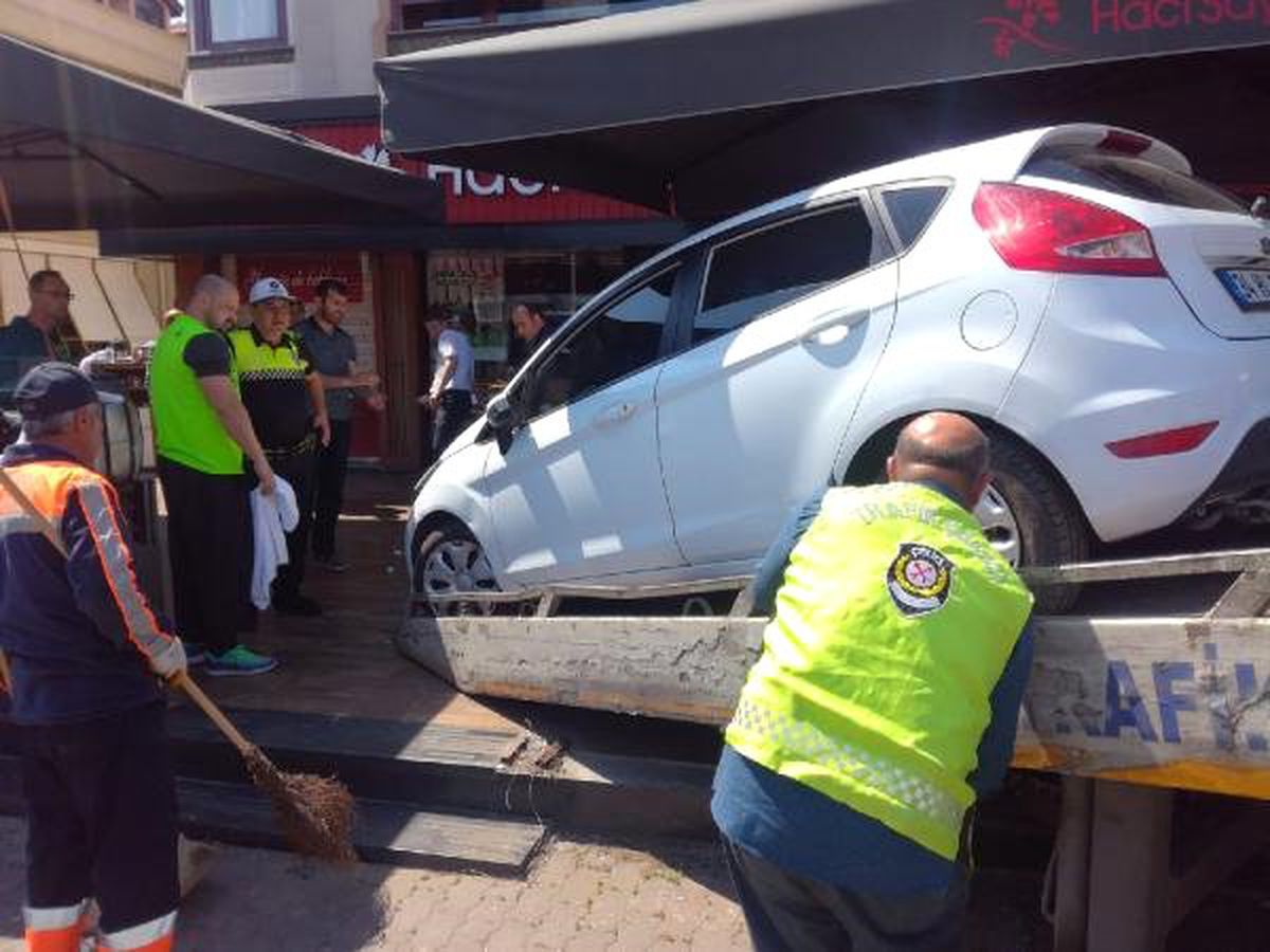 Önündeki Araca Çarpmamak İçin Kafeye Daldı: 3 Yaralı