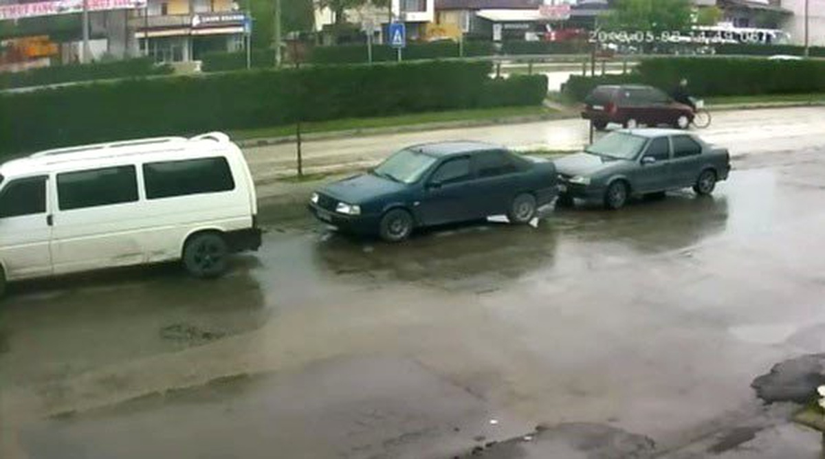 Otomobilin Bisiklete Çarpma Anı Güvenlik Kamerasına Takıldı