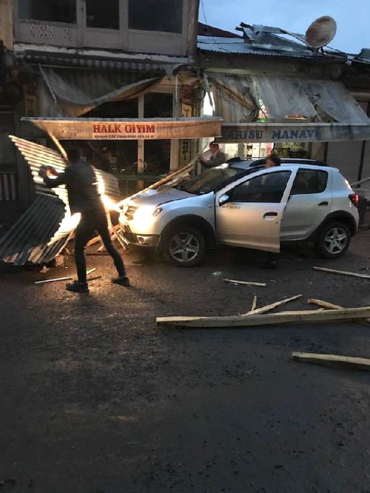 Patnos\'ta Rüzgarda Çatıdan Kopan Parçalar Otomobillerin Üzerine Düştü