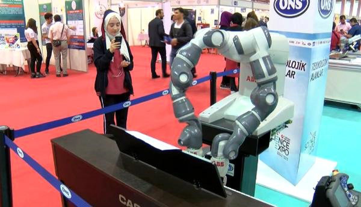 Piyano Çalan İnsansı Robot\' İlgi Odağı Oldu