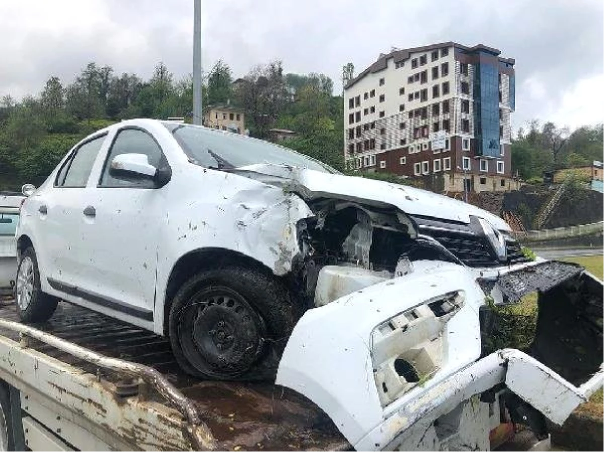 Rize\'de, MHP\'lilerin Olduğu Otomobil Kaza Yaptı: 3 Yaralı
