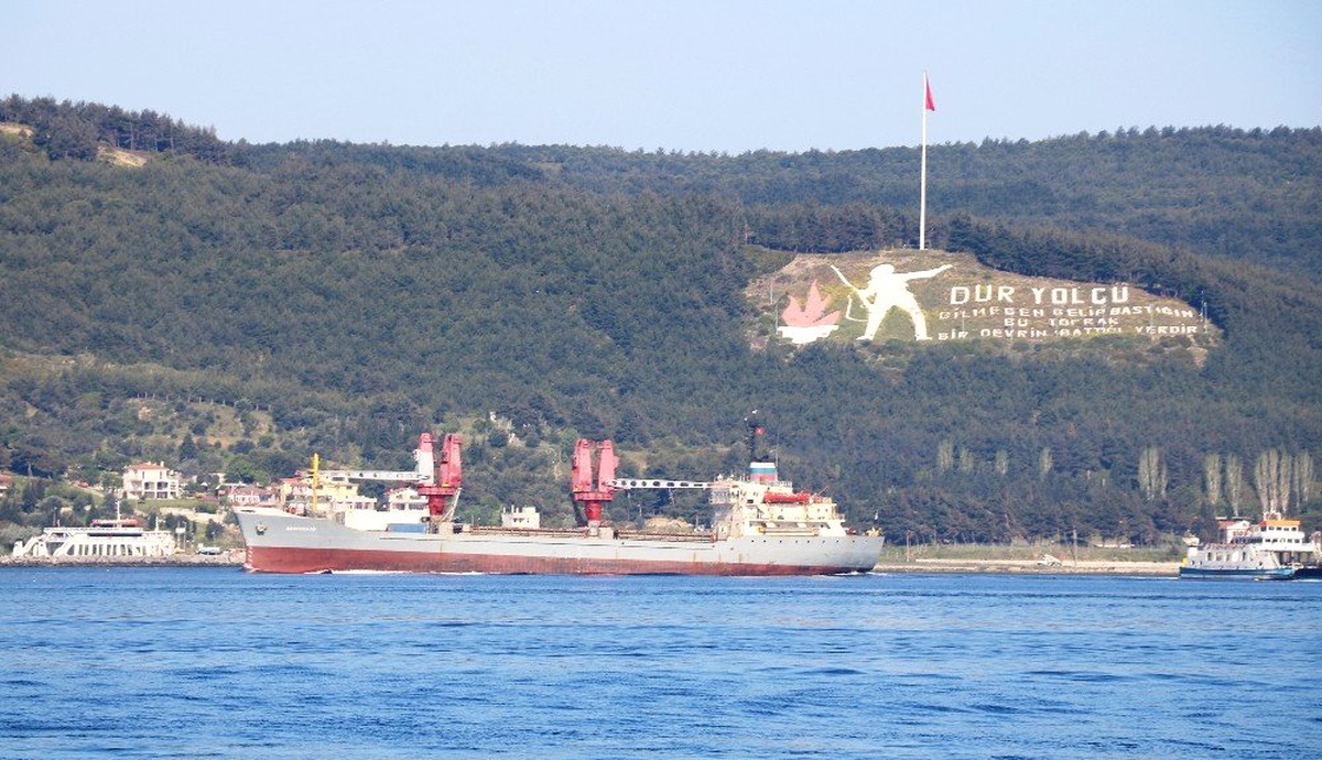 Rus Askeri Kargo Gemisi Çanakkale Boğazı\'ndan Geçti