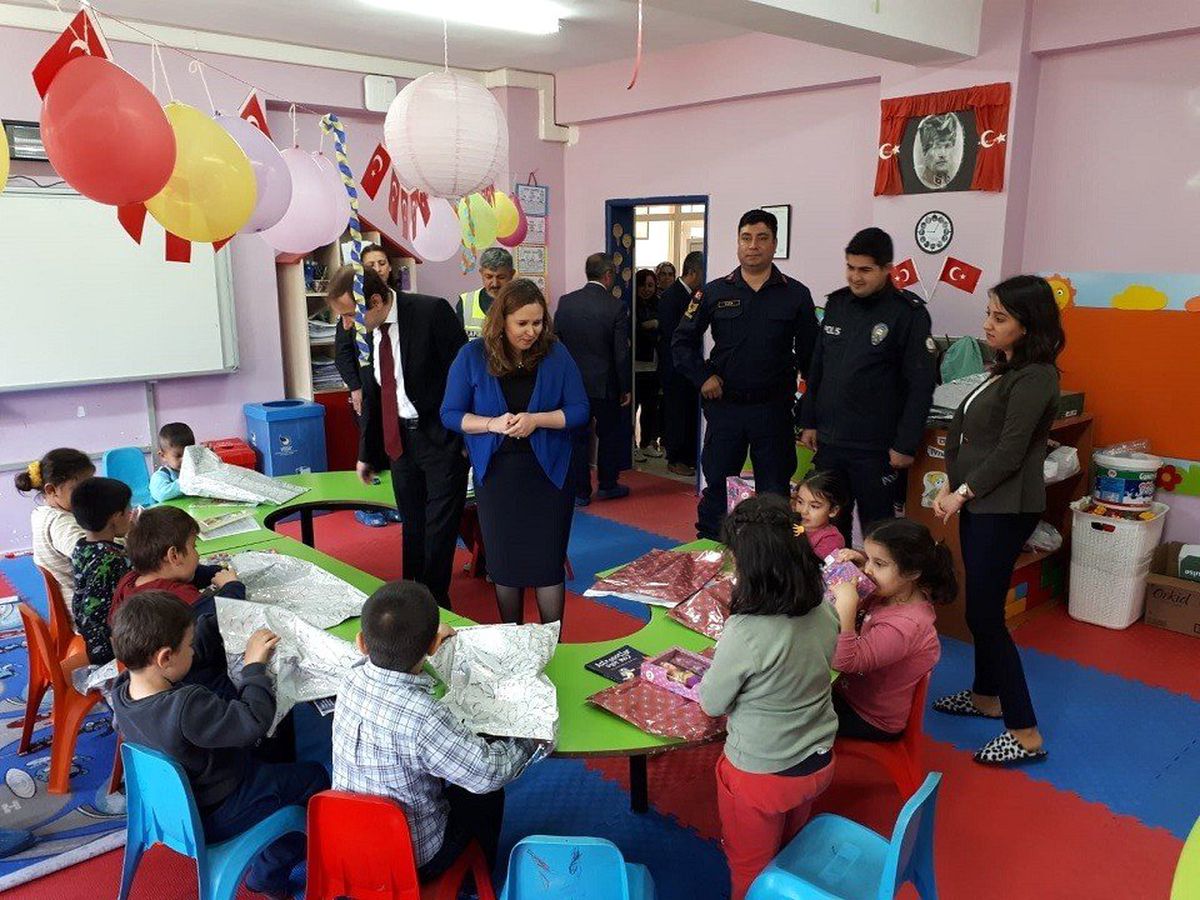 Saimbeyli\'de Polis Çocuklara Oyuncak Dağıttı