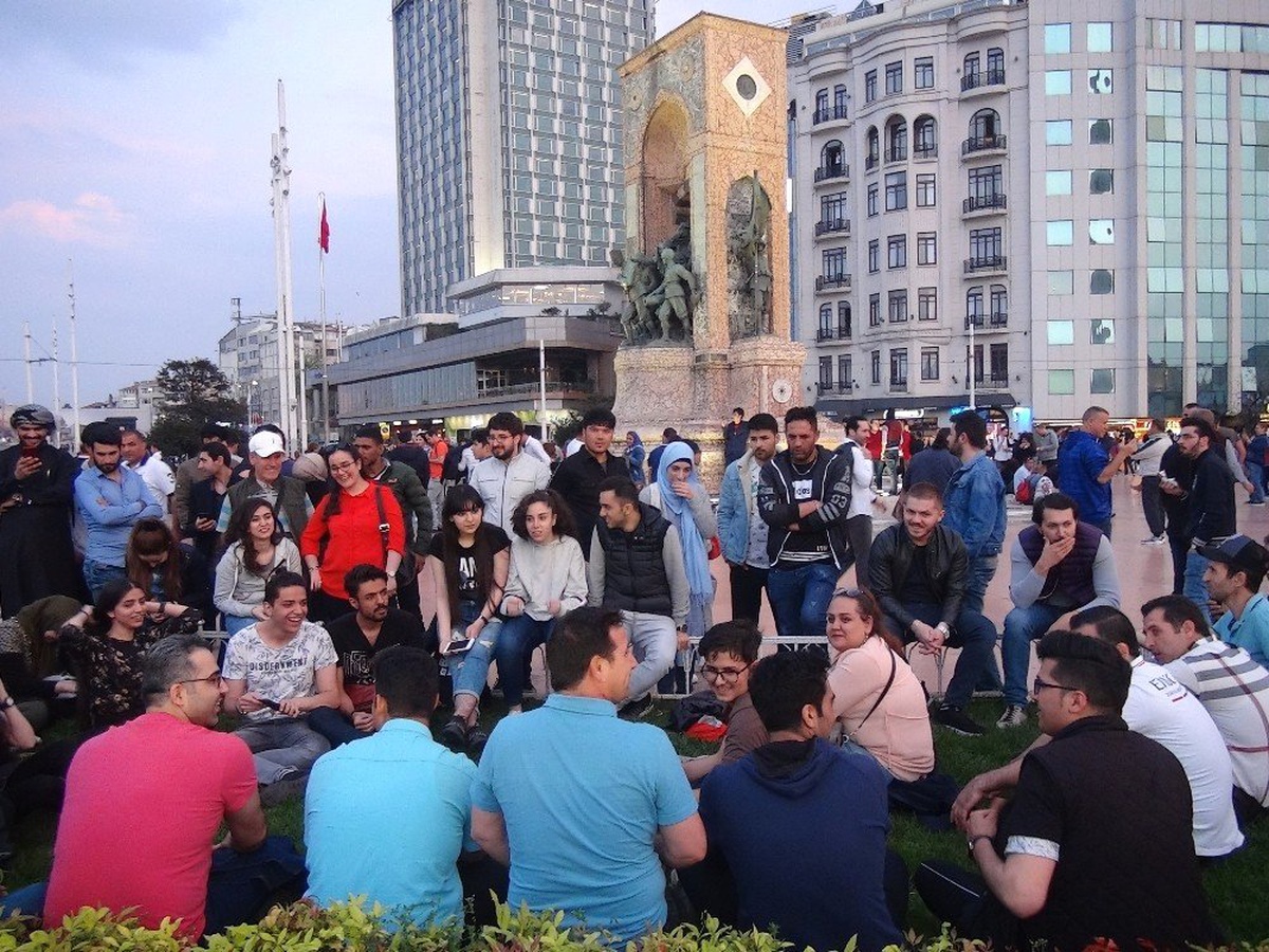 Taksim\'de Şarkı Söylen İranlı Turistler Büyük İlgi Gördü