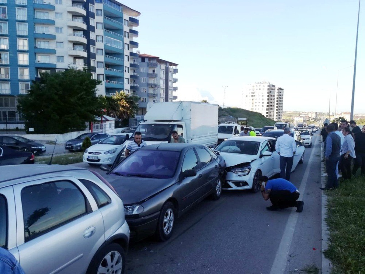 Tansiyonu Düşen Sürücü Zincirleme Kazaya Neden Oldu