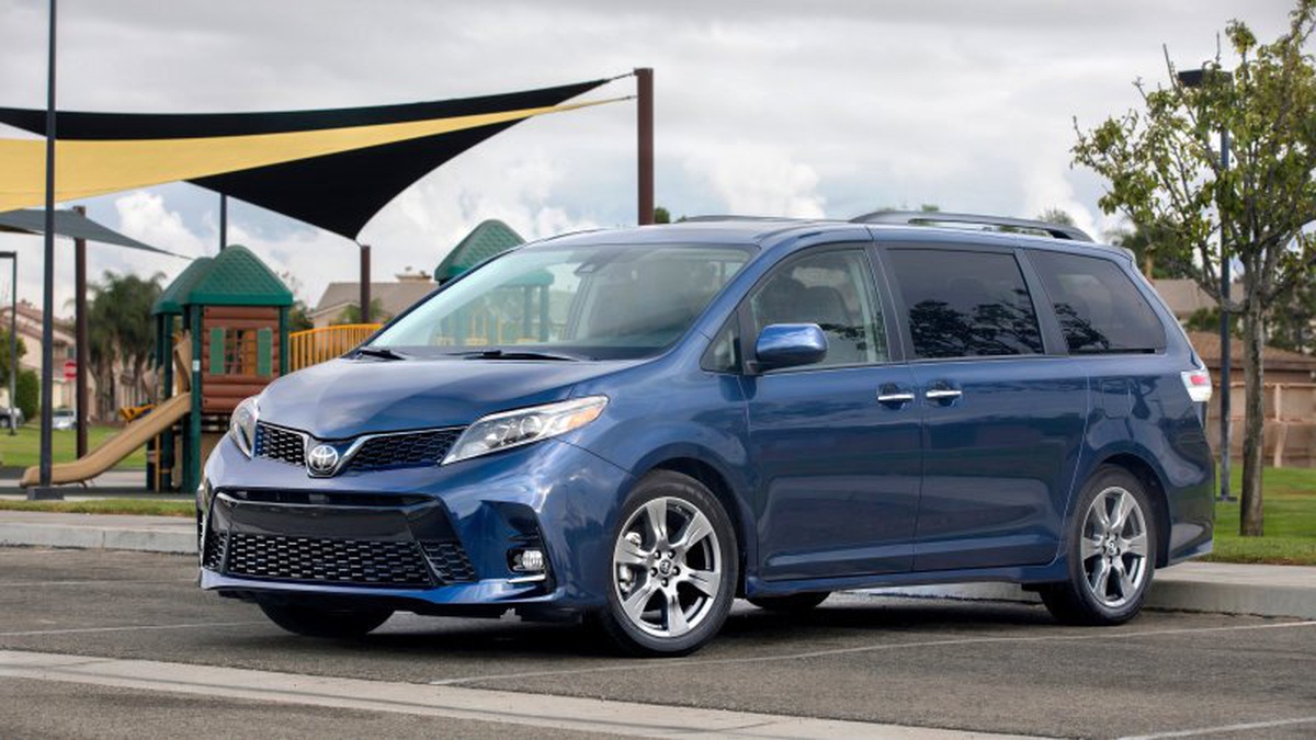 Toyota Alexa ve Carplay\'i 2018 Camry ve Sienna\'ya Getiriyor