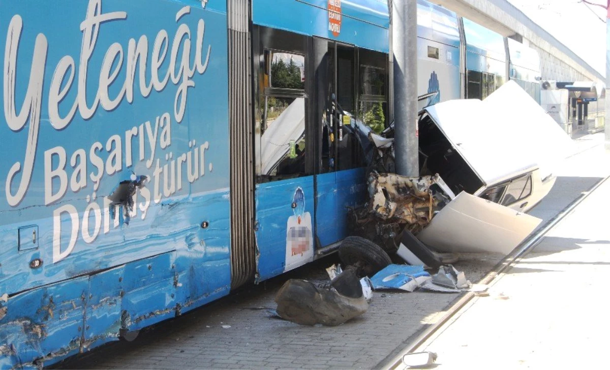 Tramvay ile Çarpışan Otomobil Havada Kaldı