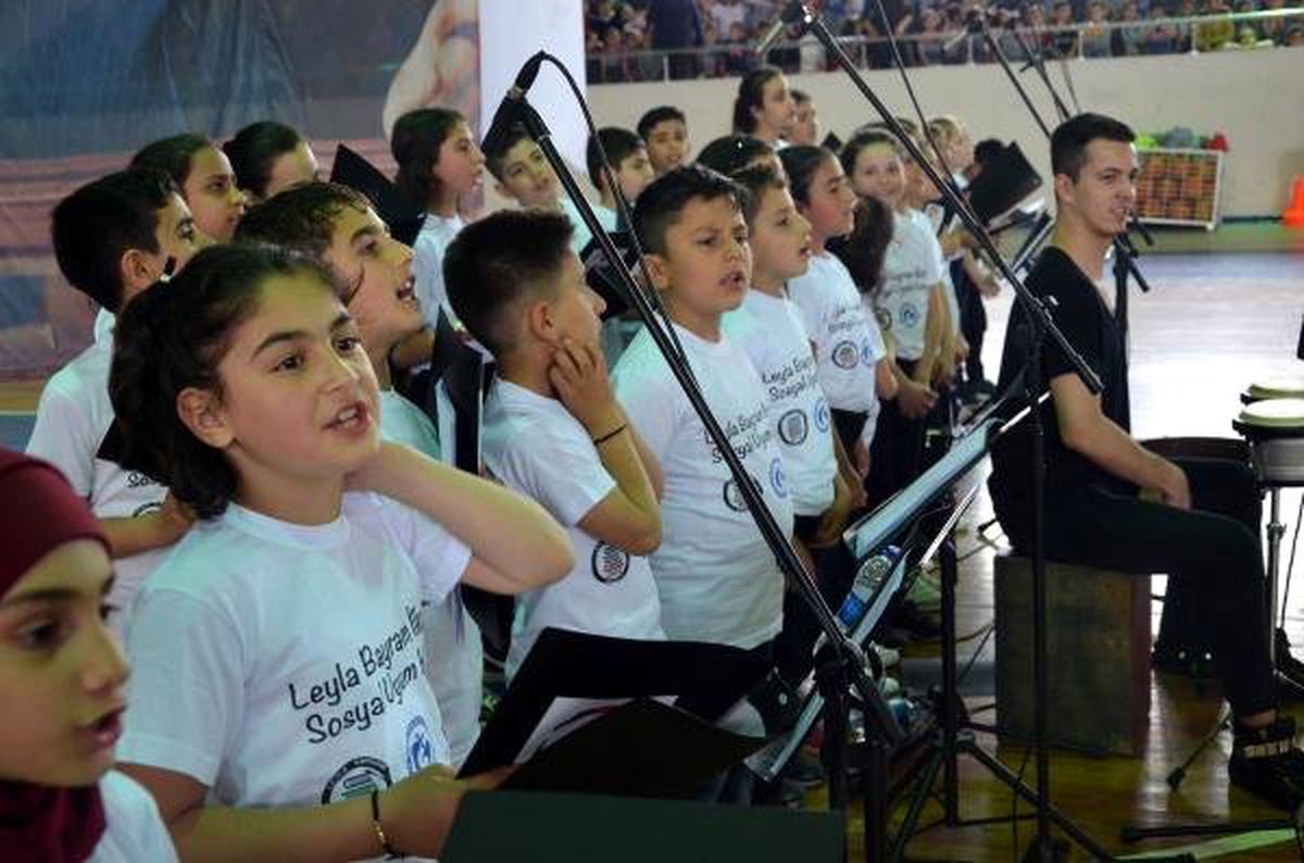 Türk ve Suriyeli Çocuklar İki Dilde Birlikte Şarkı Söyledi