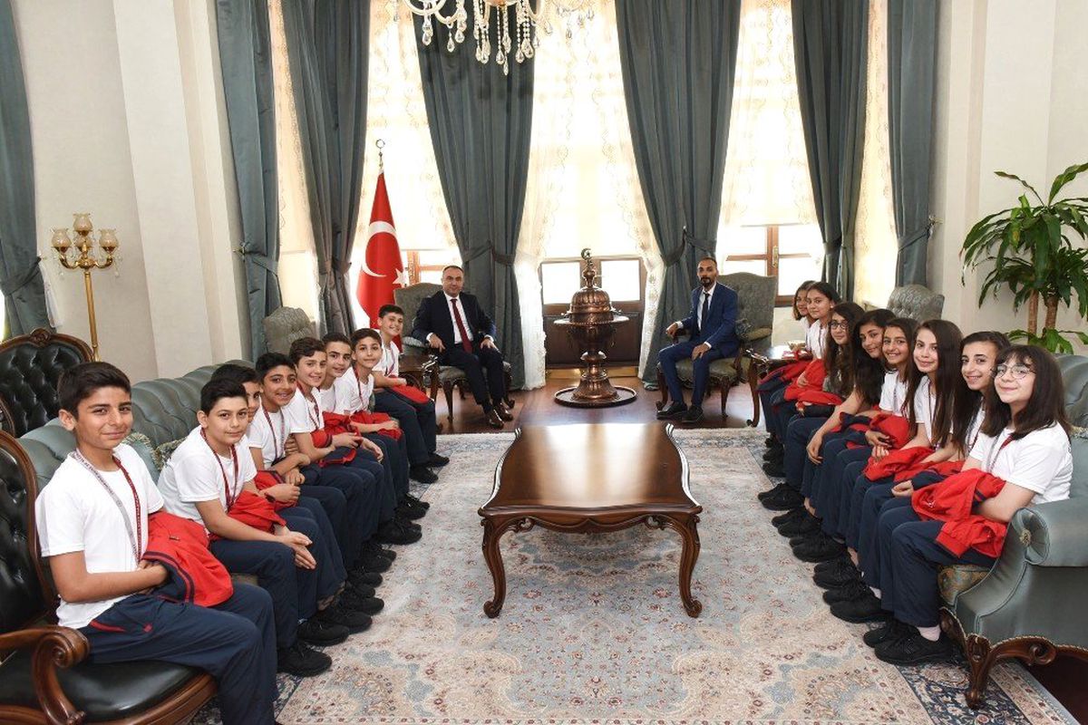 Vali Soytürk\'e Türkiye İkincisi Olan Halk Oyunlarından Ziyaret