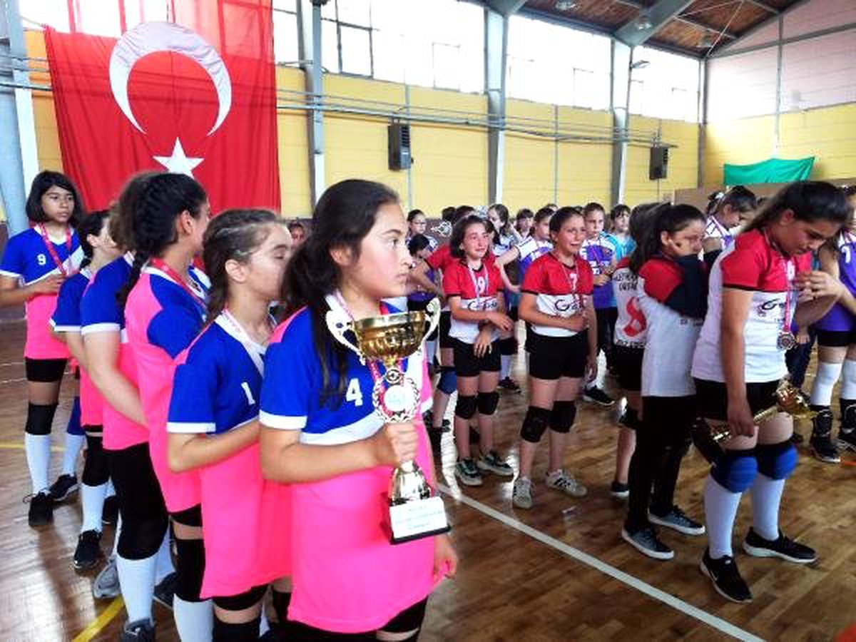 Yenilince Kupayı Alamayan Öğrenciler Ağladı