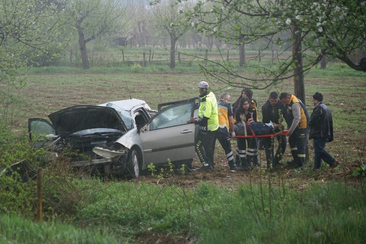 Yoldan Çıkarak Tarlaya Yuvarlandı: 4 Yaralı