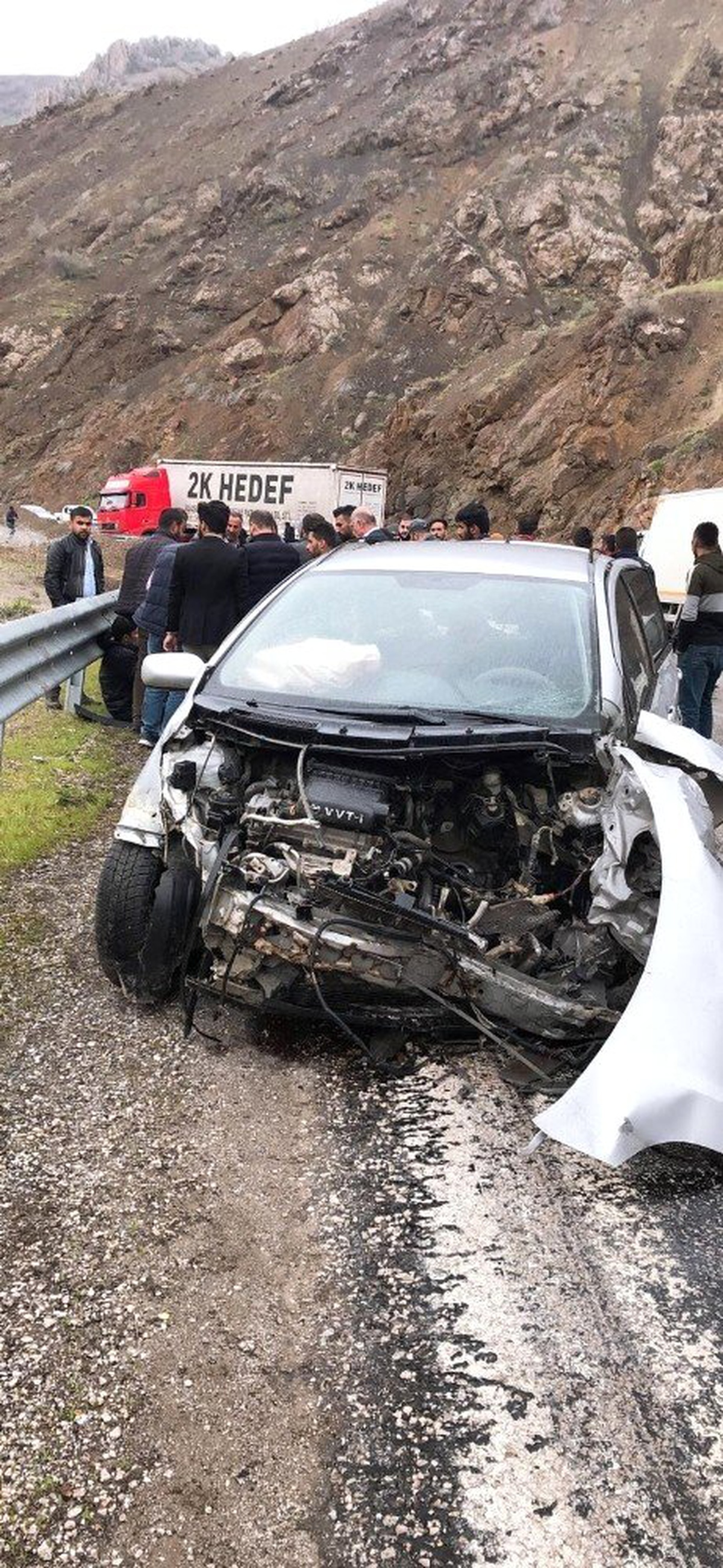 Yüksekova\'da Tır ile Otomobil Çarpıştı: 5 Yaralı