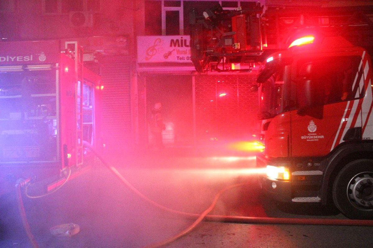 Zeytinburnu\'nda Bir İş Yerinde Korkutan Yangın