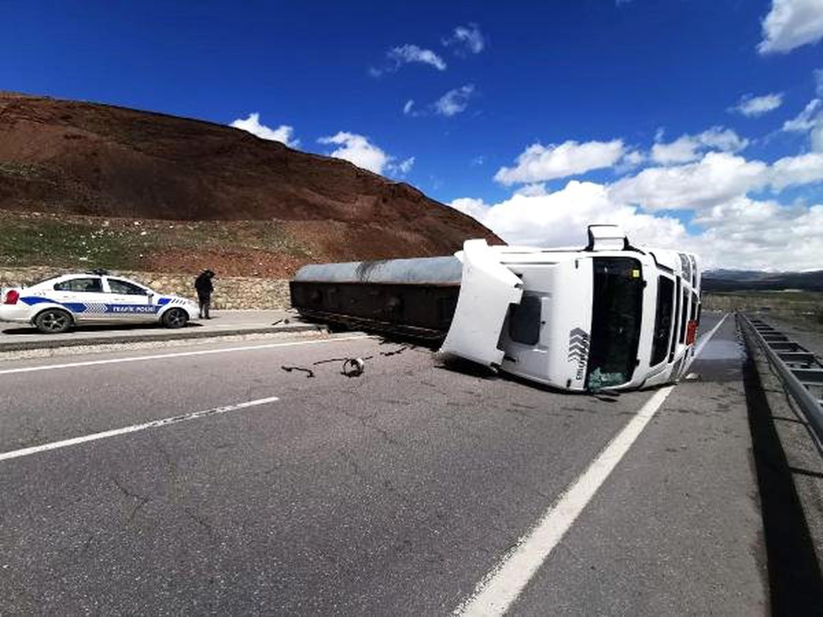 Zift Yüklü Tanker Devrildi; Sürücü Yaralı