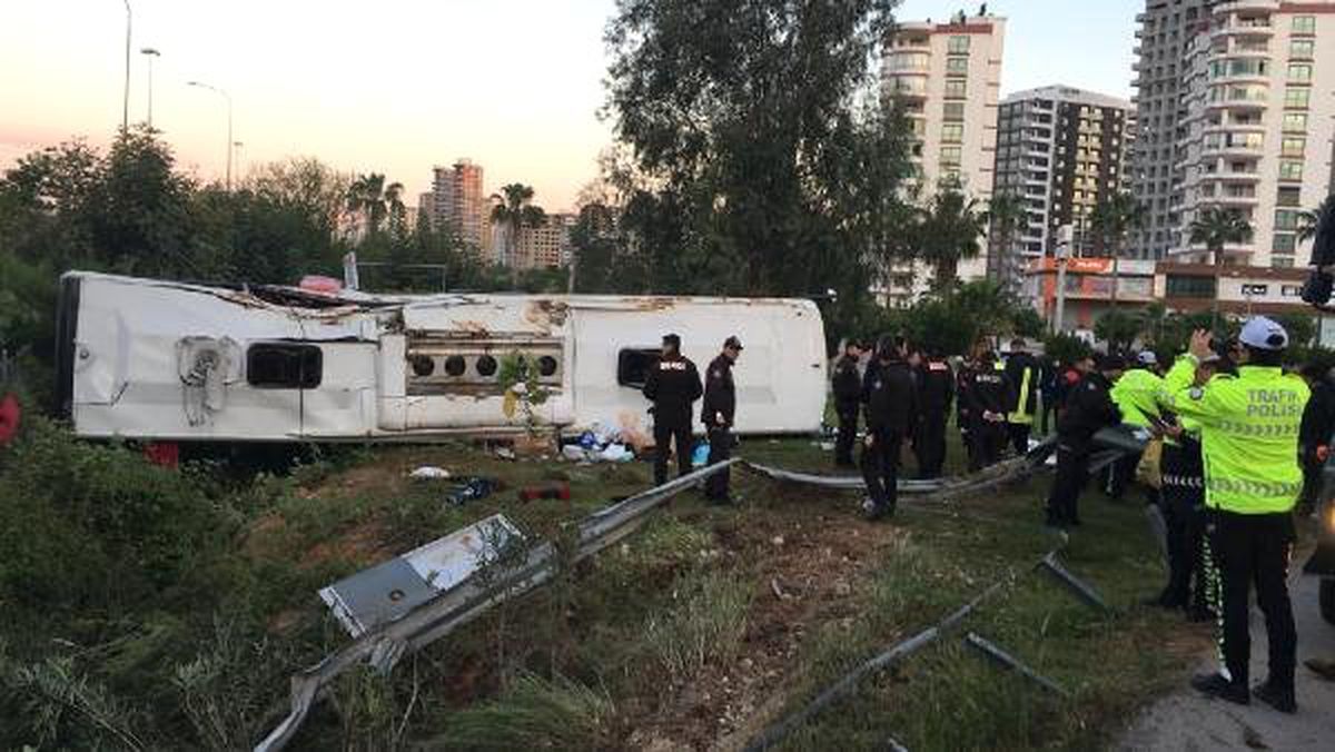 Adana\'da Yolcu Otobüsü Devrildi: 2 Ölü, 22 Yaralı (1)