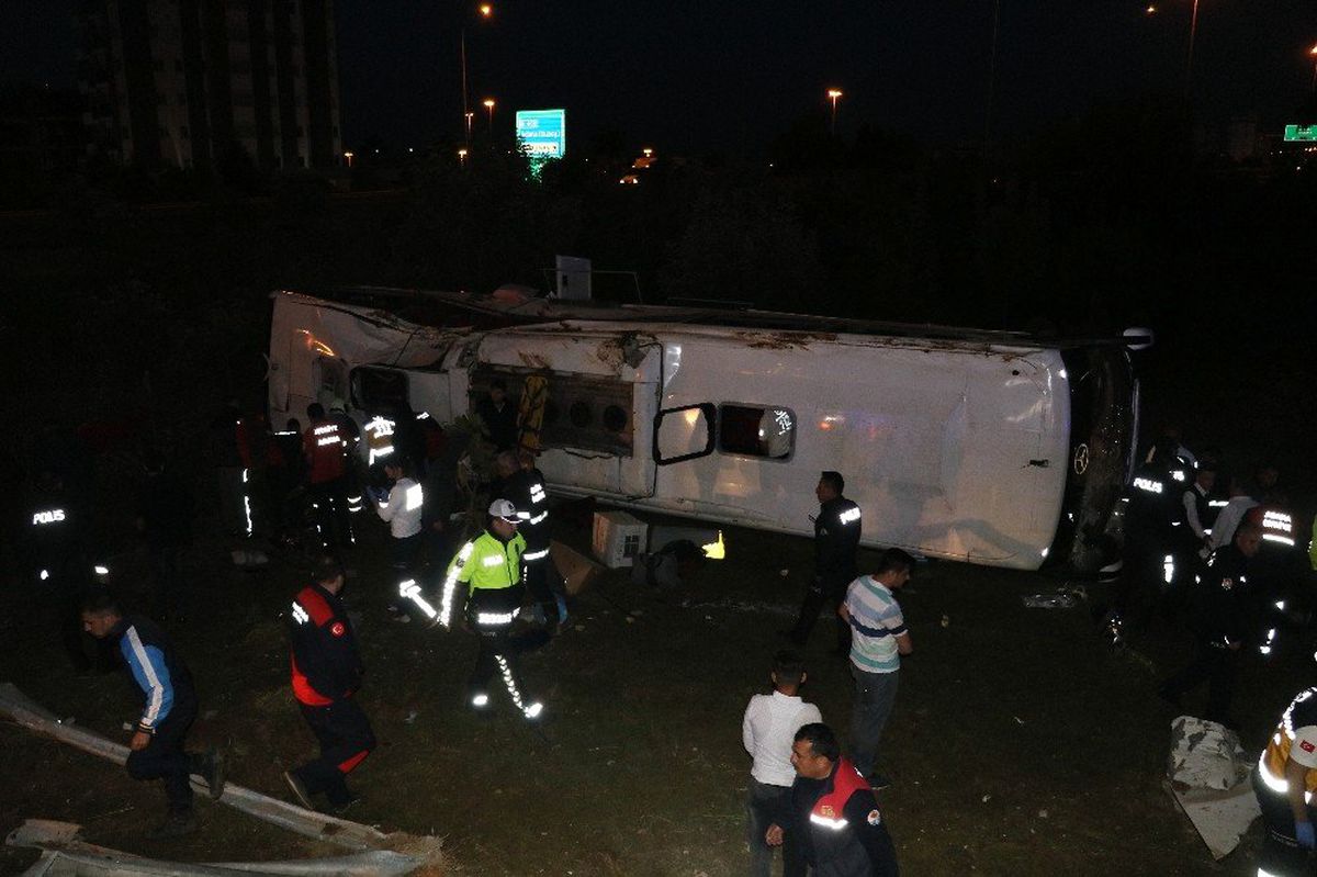 Adana\'da Yolcu Otobüsü Devrildi: 2 Ölü 23 Yaralı